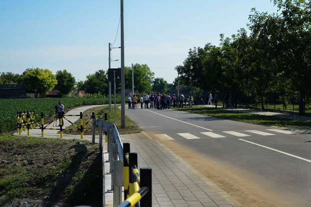 СИНУЛА РАТАРСКА УЛИЦА: Житељи Ченеја дочекали асфалт